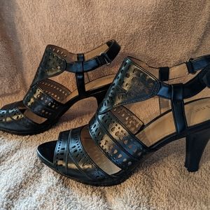 Naturalizer size 7 black leather sandals